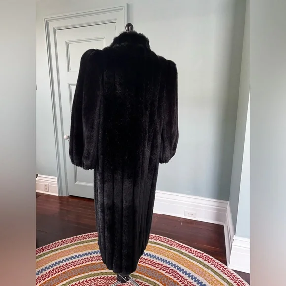 Elegant Black Fur Coat - Picture 2 of 7